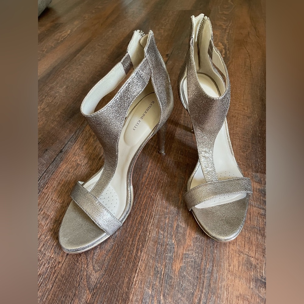 ✨ Katherine Kelly gold heels ✨